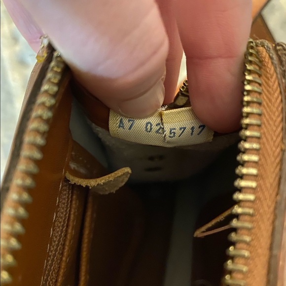 SOLD VINTAGE DOONEY & BOURKE CROSSBODY - Picture 9 of 9